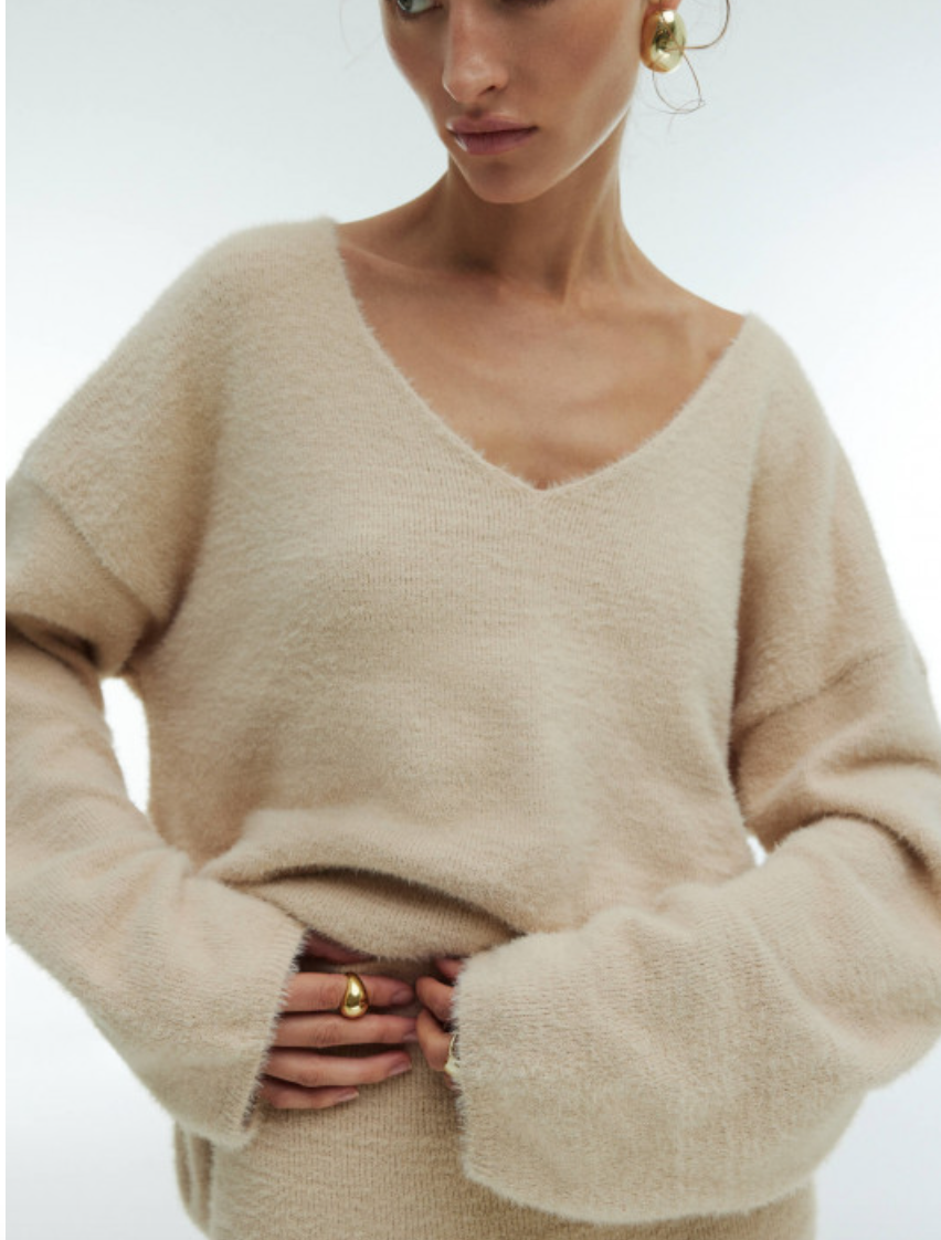 V-Necked Fluffy Yarn Jumper Syntia