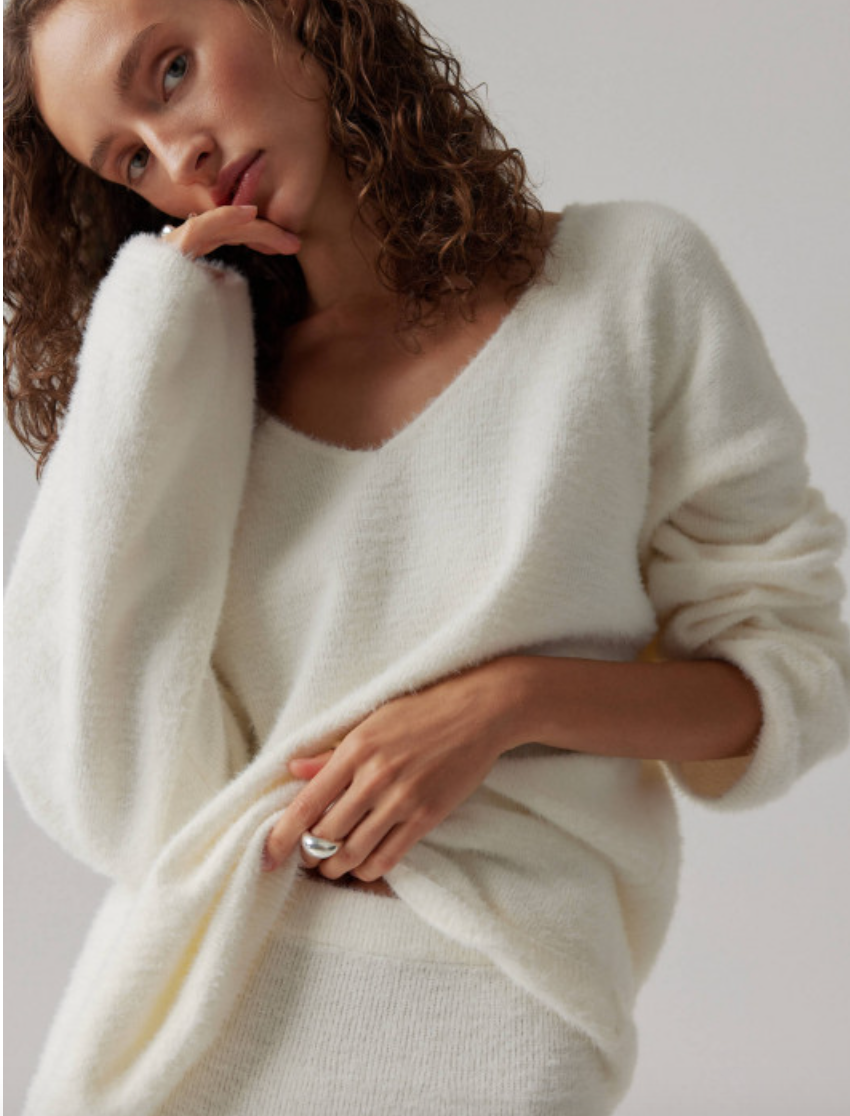 V-Necked Fluffy Yarn Jumper Syntia