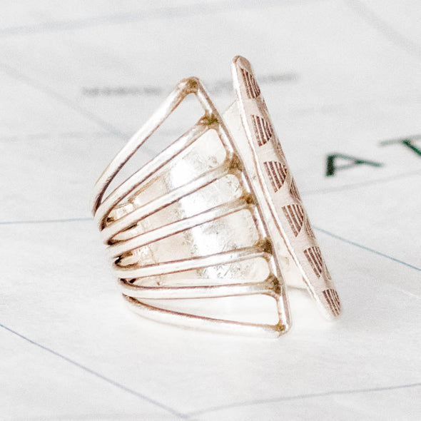 Split design curved ring - Thailand